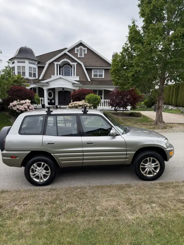1999 Toyota RAV4 - Photo 4