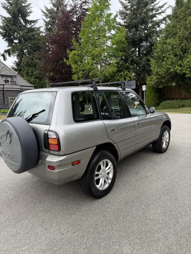 1999 Toyota RAV4 - Photo 5
