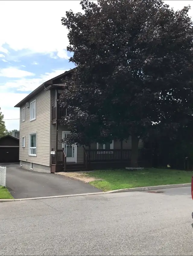 4 ½  à louer situé au rez-de-chaussée d'un duplex