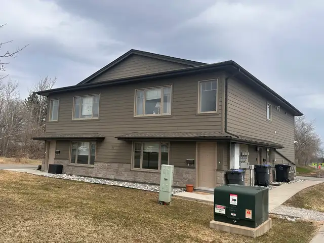 Spacious and bright! 2-bedroom apt. available Now!