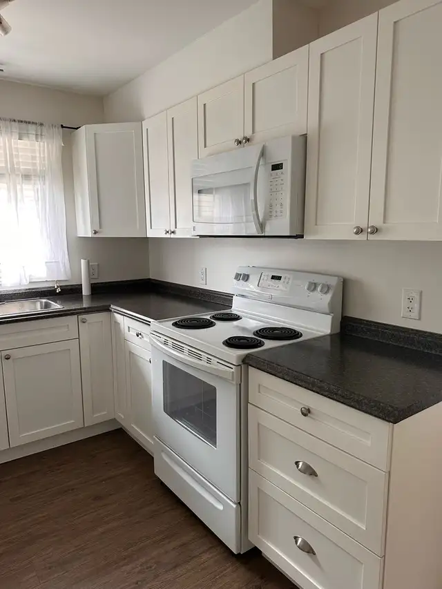 Spacious and bright! 2-bedroom apt. available Now! - Photo 2