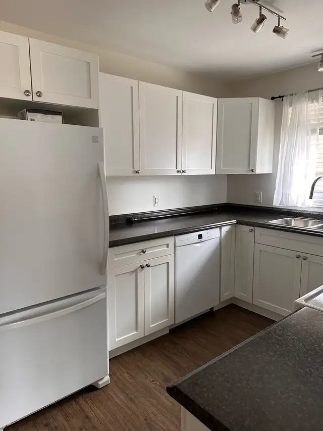 Spacious and bright! 2-bedroom apt. available Now! - Photo 3