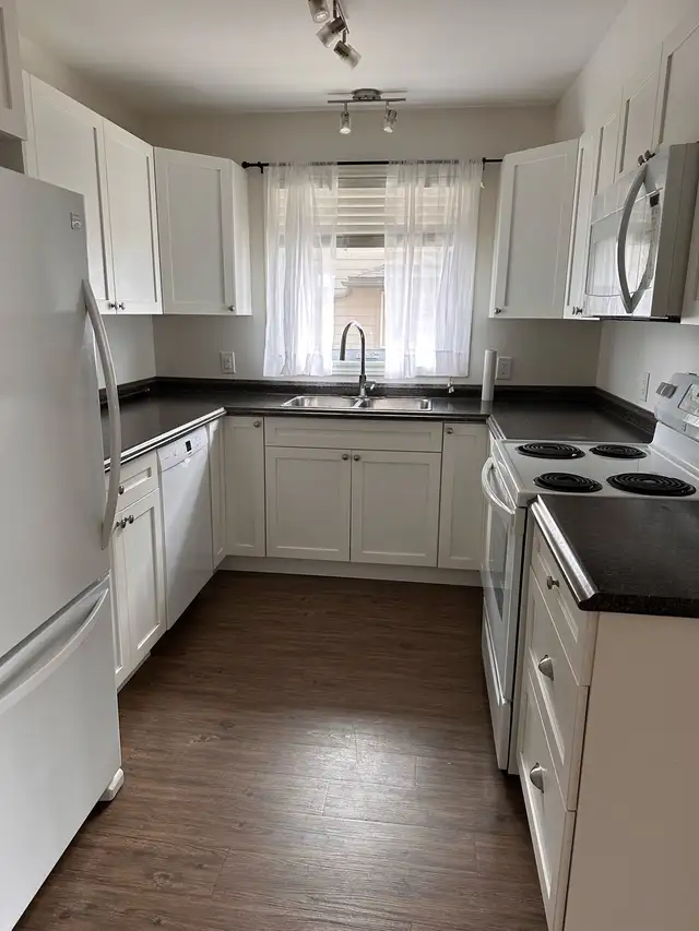 Spacious and bright! 2-bedroom apt. available Now! - Photo 8