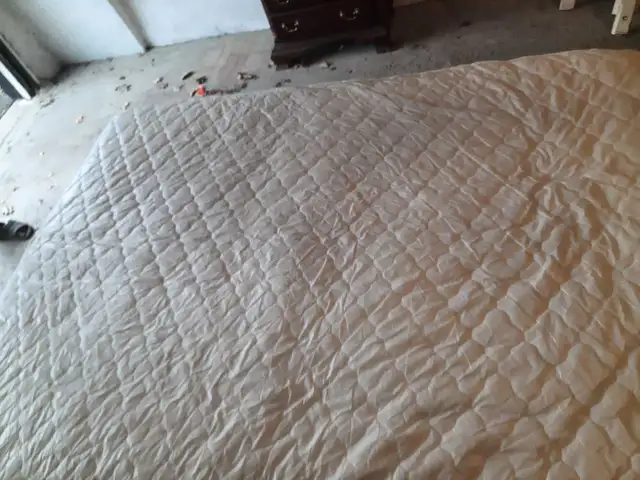 single  mattress with metal frame - Photo 2