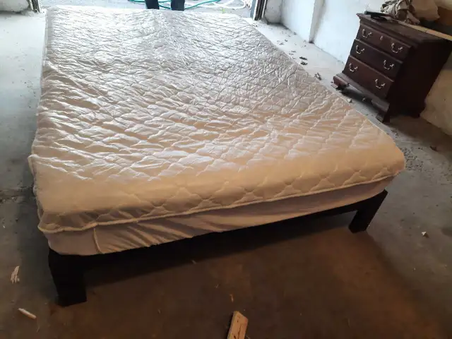 single  mattress with metal frame - Photo 3