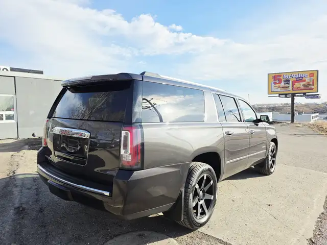 2015 GMC Yukon XL 4WD Denali Clean Carfax Full Service History - Photo 4