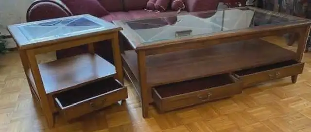 Deux tables basses de salon en bois dur
