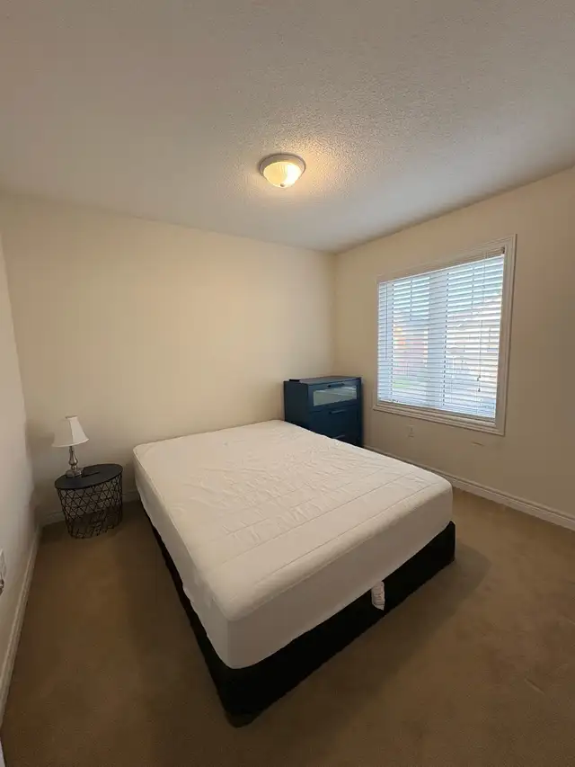 Queen Bedroom w/ WiFi & Utilities Included – Flexible Term - Photo 2