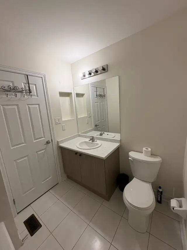 Queen Bedroom w/ WiFi & Utilities Included – Flexible Term - Photo 3