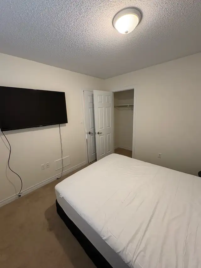 Queen Bedroom w/ WiFi & Utilities Included – Flexible Term - Photo 2
