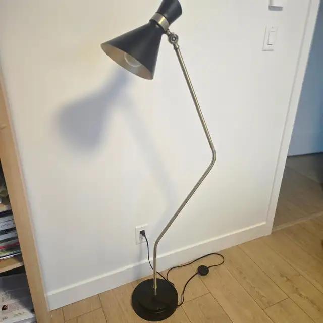 Lampe Structube originale et stylée.