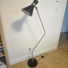 Lampe Structube originale et stylée.