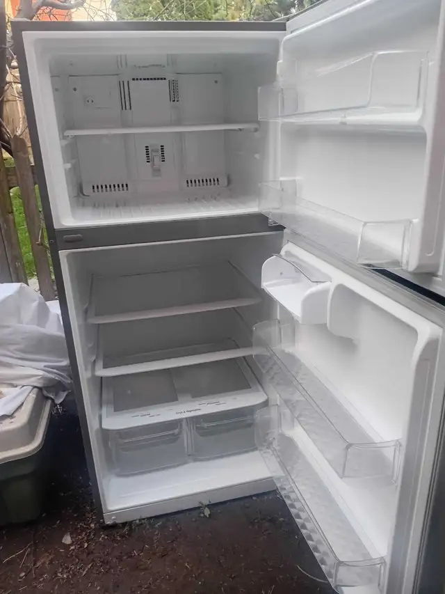 Frigidaire LG en Stainless (1 ans d'usure) - Photo 2