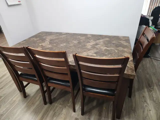 Large 70' Dining Table   4 Chairs. - Photo 3