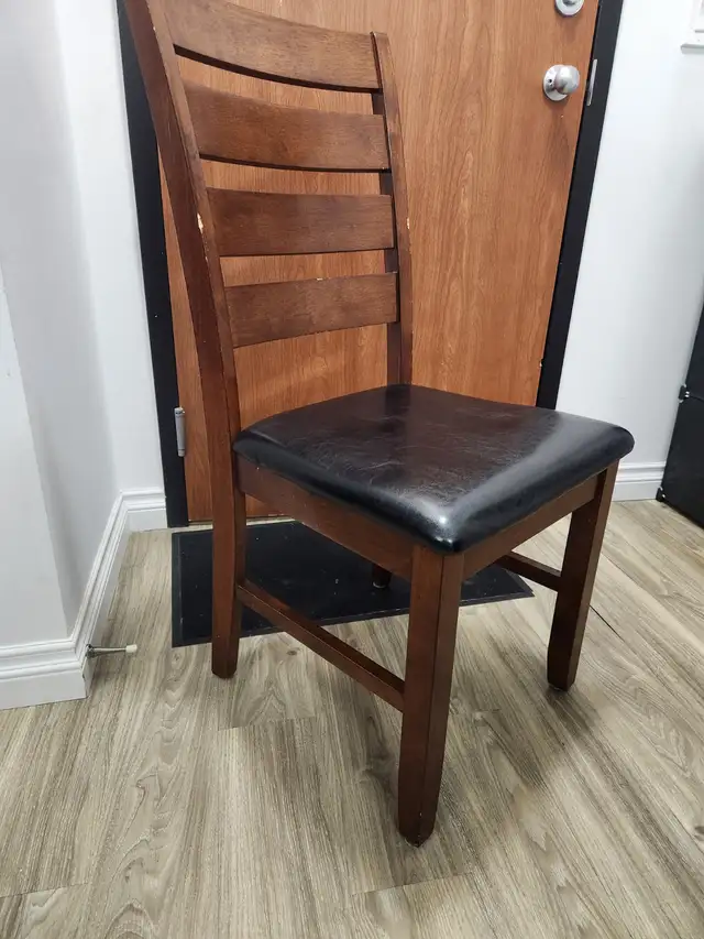 Large 70' Dining Table   4 Chairs. - Photo 5