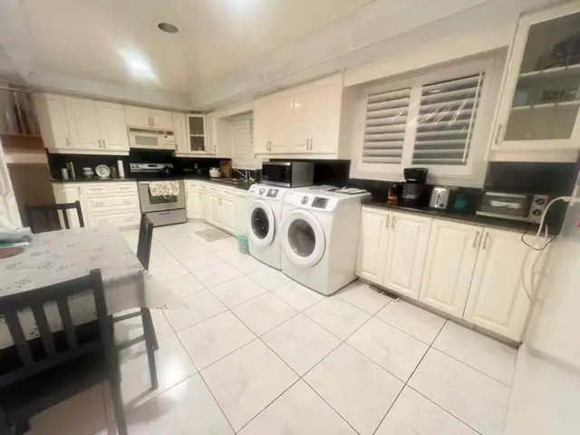 Entire level, 3 bed rooms, private kitchen and bathroom - Photo 7
