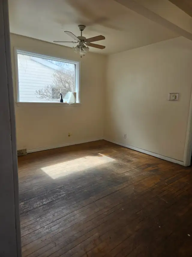 6 bedroom 2 washroom e story house - Photo 2