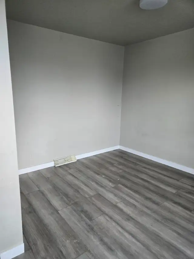 6 bedroom 2 washroom e story house - Photo 4