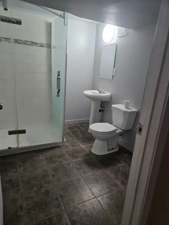 6 bedroom 2 washroom e story house - Photo 7