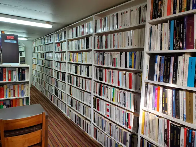 Près de 25000 livres à 1$ chacun - Photo 3