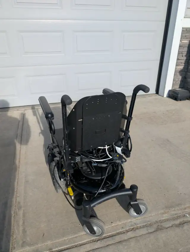 Quantum J6 Power Wheelchair - Photo 2