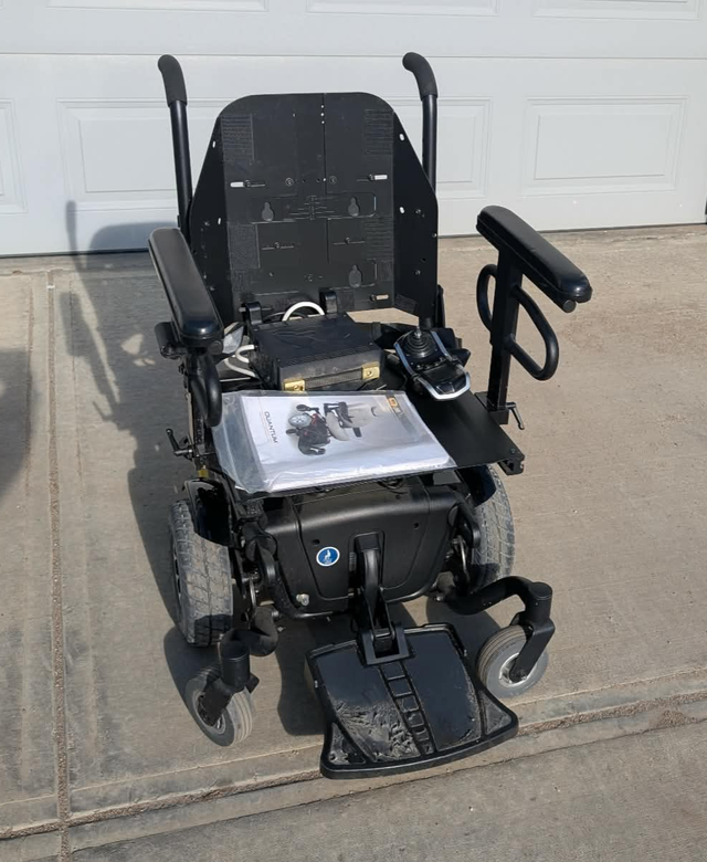 Quantum J6 Power Wheelchair - Photo 3