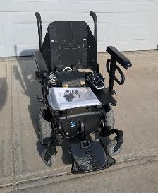 Quantum J6 Power Wheelchair - Photo 3