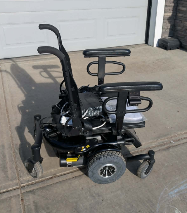 Quantum J6 Power Wheelchair - Photo 4