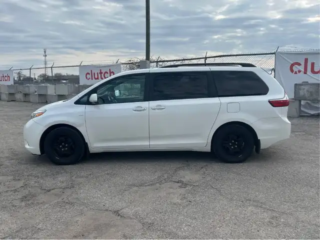 2016 Toyota Sienna XLE AWD 7-Passenger V6 - LTHR! NAV! BACK-UP C - Photo 4