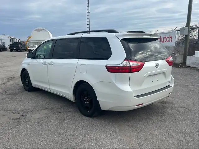 2016 Toyota Sienna XLE AWD 7-Passenger V6 - LTHR! NAV! BACK-UP C - Photo 5