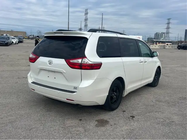 2016 Toyota Sienna XLE AWD 7-Passenger V6 - LTHR! NAV! BACK-UP C - Photo 7