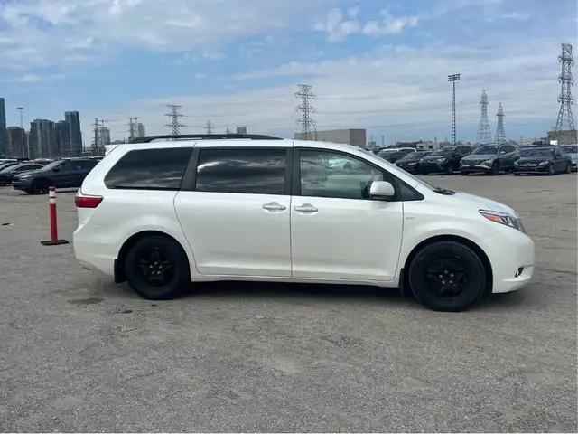 2016 Toyota Sienna XLE AWD 7-Passenger V6 - LTHR! NAV! BACK-UP C - Photo 8