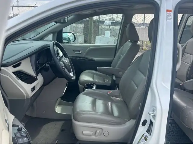 2016 Toyota Sienna XLE AWD 7-Passenger V6 - LTHR! NAV! BACK-UP C - Photo 11