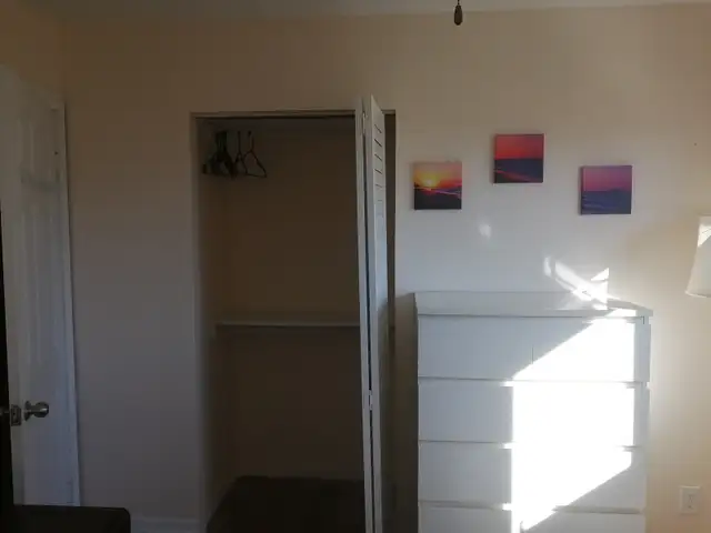 Available Now, Ground Floor Big Bedroom in Lorne Park - Photo 6