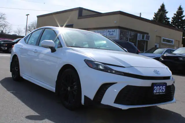 2025 Toyota Camry SE Hybris