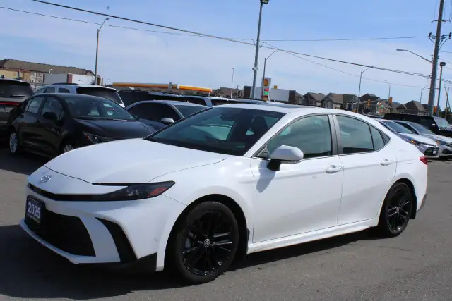 2025 Toyota Camry SE Hybris - Photo 2