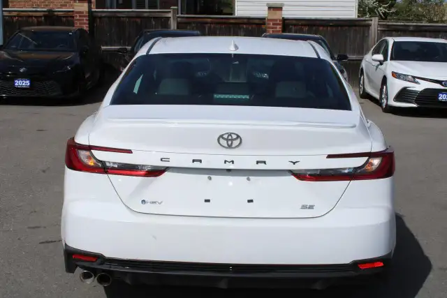 2025 Toyota Camry SE Hybris - Photo 8