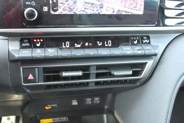 2025 Toyota Camry SE Hybris - Photo 18