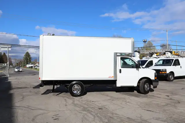 GMC Savana CUBE 12 PIEDSD   DECK ROUE SIMPLE / 102 000 KM CERTIF - Photo 3