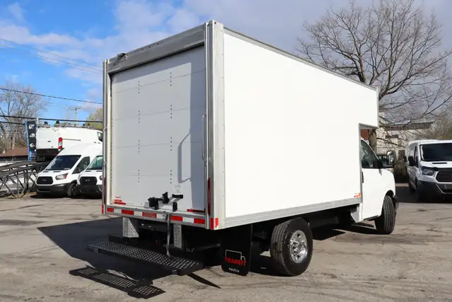 GMC Savana CUBE 12 PIEDSD   DECK ROUE SIMPLE / 102 000 KM CERTIF - Photo 4