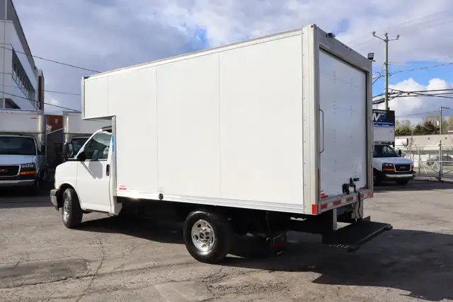 GMC Savana CUBE 12 PIEDSD   DECK ROUE SIMPLE / 102 000 KM CERTIF - Photo 5