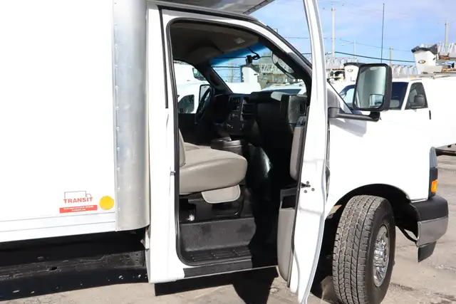 GMC Savana CUBE 12 PIEDSD   DECK ROUE SIMPLE / 102 000 KM CERTIF - Photo 11