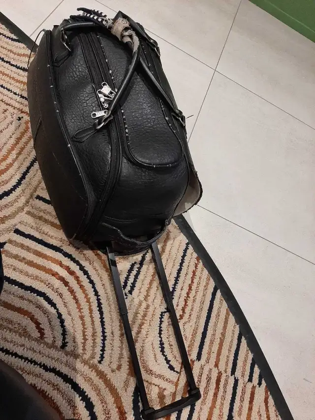Black Leather Gwon Tong Luxury Bag