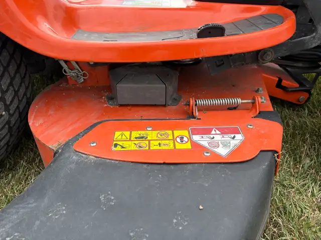 HUSQVARNA LAWN TRACTOR - Photo 6