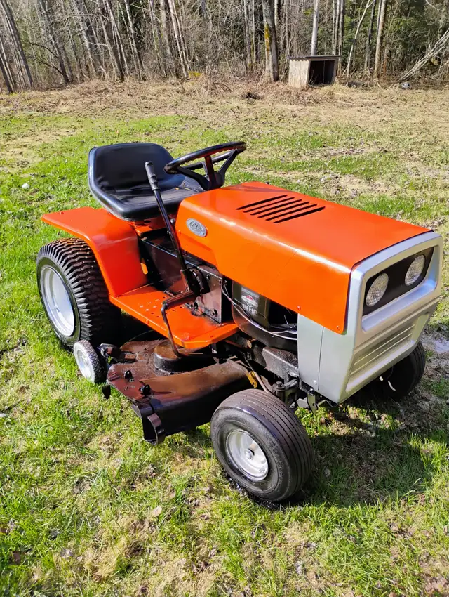 tracteur a gazon (columbia 16 hp.)