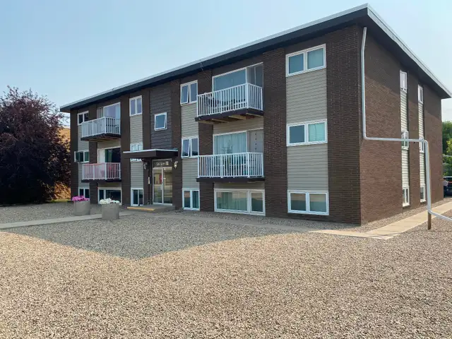 Spacious, Top Floor 2 Bedroom Apartment Available June 1st