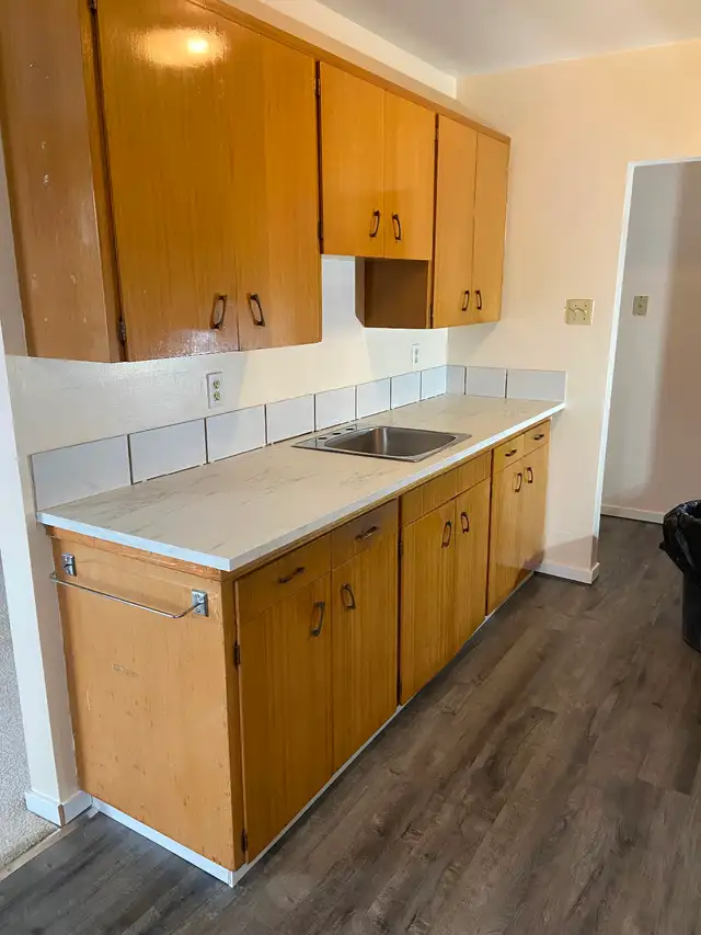 Spacious, Top Floor 2 Bedroom Apartment Available June 1st - Photo 2