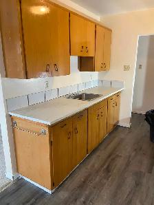 Spacious, Top Floor 2 Bedroom Apartment Available June 1st - Photo 2