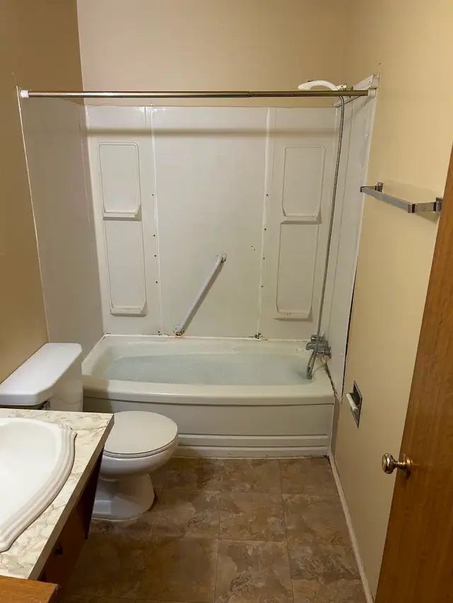 Spacious, Top Floor 2 Bedroom Apartment Available June 1st - Photo 4