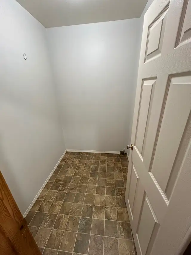 Spacious, Top Floor 2 Bedroom Apartment Available June 1st - Photo 6